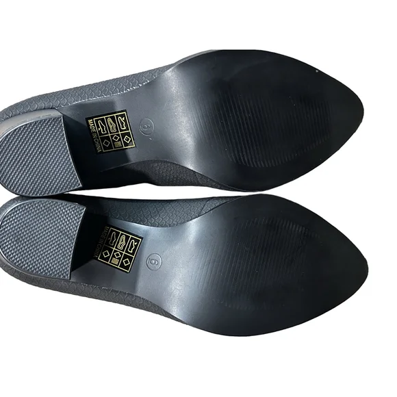 New without box Journee Collection Bellamy size 6 with vegan leather and deep V - Picture 6 of 7